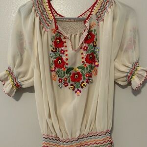 Beautiful vintage hand embroidered top 🌼 Mexican Boho Blouse Size S/M